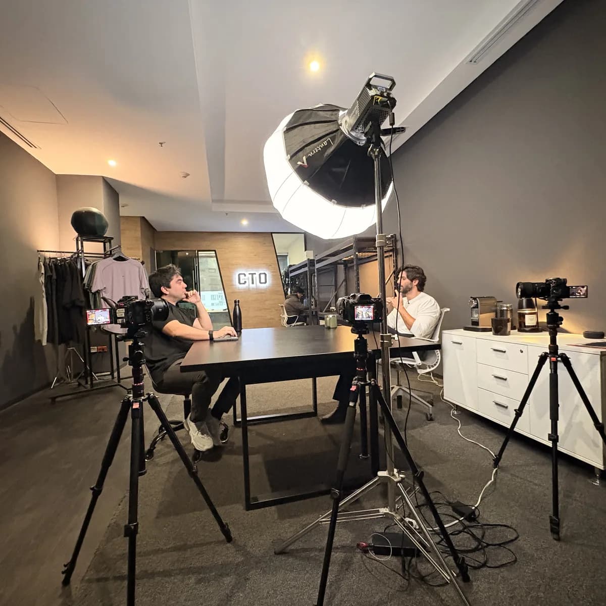 Grabación de una entrevista con cliente: dos cámaras, luz de estudio y una mesa de trabajo